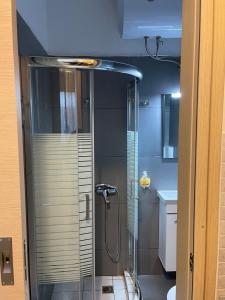 马科普隆AVR Airport Deluxe Suites 4的浴室里设有玻璃门淋浴