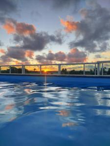 嘎林海斯港Studio Moah 205_Porto de Galinhas的从游泳池欣赏日落美景