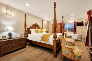 朱利安Quiet Mind Mountain Lodge, Retreat & Spa的一间大卧室,配有一张床和一把椅子
