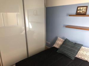 布宜诺斯艾利斯Cozy Apartment in Nuñez的一间设有一张玻璃墙床的房间