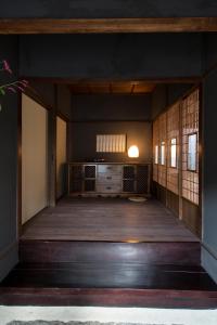 高松Kitahama Sumiyoshi的进入铺有木地板的客房的入口