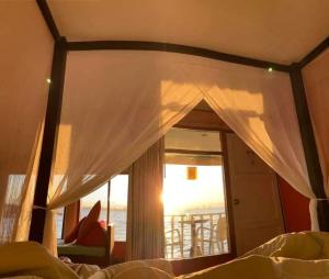 格兰岛Lareena Resort Koh Larn Pattaya的一间卧室设有海景窗户