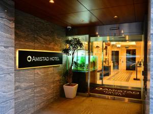 福冈Amistad Hotel Fukuoka的一间商店的前面,上面有读亚马逊酒店的标志
