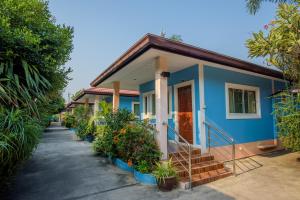 格兰岛Lareena Resort Koh Larn Pattaya的蓝色的房子,里面植有植物