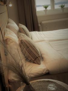 SandöverkenSjövillan Bed & Breakfast的一间卧室配有带枕头的床