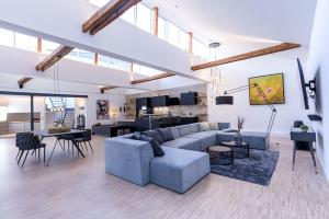 居特斯洛Luxus Wellness Loft - 245qm - Designwohnen im Zentrum的客厅配有沙发和桌椅