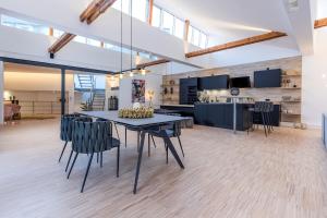 居特斯洛Luxus Wellness Loft - 245qm - Designwohnen im Zentrum的用餐室以及带桌椅的厨房。