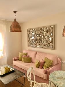 加的斯Hidden Gem Playa Helios con Ascensor & Parking的客厅配有粉红色的沙发和桌子