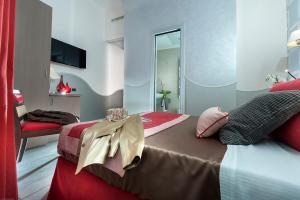 罗马戴美塔酒店的一间卧室配有两张红色和白色的床