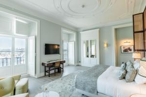里斯本Palácio Ludovice Wine Experience Hotel的一间卧室配有一张大床和一张书桌