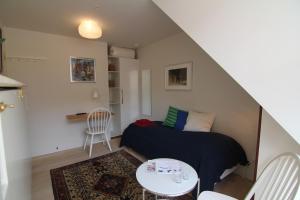 欧登塞Odense City B&B的一间小卧室,配有一张床和一张桌子