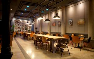 马德里佩萨尔旅馆的用餐室配有桌椅和灯光