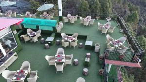 达兰萨拉Asia Health Resorts & Spa的享有带桌椅的天井的顶部景致。