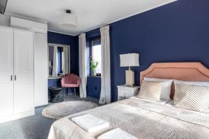 斯蒂格纳Przystań Stegna的一间卧室配有一张蓝色墙壁的床