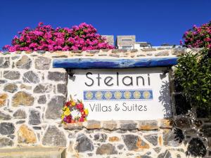 卡拉马基Stelani Villas & Suites的花石墙上的标志