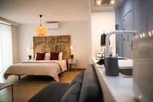 圣玛丽亚港Apartamentos Nueva Ribera的一间卧室配有一张床和一张沙发