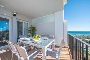 Apartamento con vistas al mar en Manilva Playa的阳台或露台