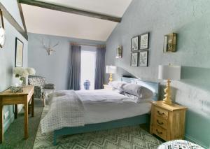 Winster布朗宾馆的一间卧室配有一张蓝色墙壁的床