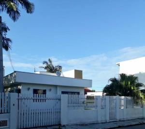 因比图巴Residêncial Casa da Vila apto 1的白色房子前面的白色围栏