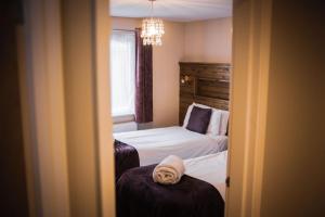 波尔盖特Warrenwood Country Park的酒店客房设有两张床和窗户。