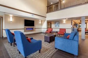 杰尼瓦Comfort Inn & Suites Geneva- West Chicago的大堂设有蓝色椅子和客厅。