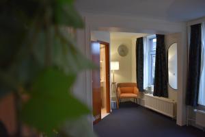 法尔肯堡亚特兰大酒店的走廊上设有橙色椅子和窗户