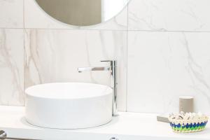 罗希姆诺Ark 68 City Rooms的白色的浴室设有水槽和镜子
