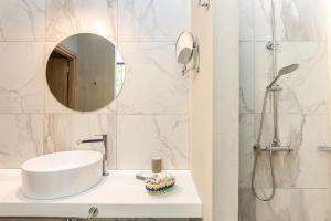 罗希姆诺Ark 68 City Rooms的白色的浴室设有水槽和淋浴。