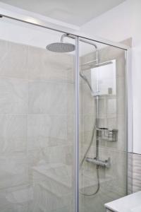拉拉古纳Guajara的浴室里设有玻璃门淋浴