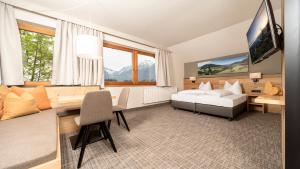 阿尔普巴赫谷地赖特斯托克威尔特酒店的配有一张床和一张书桌的酒店客房
