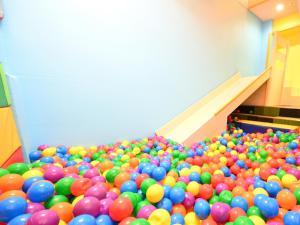 旭川A-GATE HOTEL 旭川 -Asahikawa-的一间满是丰富多彩的气球的房间