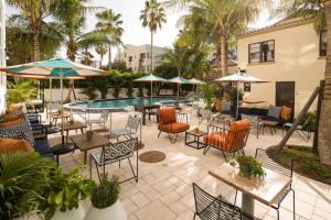 迈阿密海滩Generator Miami的一个带桌椅的庭院和一个游泳池
