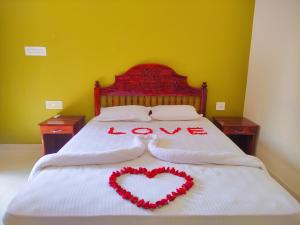 PūvārKayaloram Resort的一间卧室,配有一张两心床