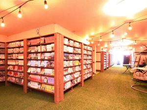 旭川A-GATE HOTEL 旭川 -Asahikawa-的书店,书架上满是书
