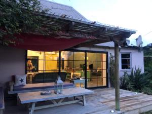 克乌尔伯姆斯特兰德巴维亚安胡克度假屋的一个带野餐桌和房子的庭院
