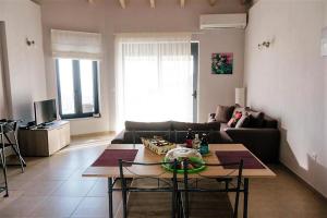 波帝卡Villa "Mons & Mare"的客厅配有沙发和桌子