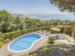 滨海阿雷尼斯Belvilla by OYO Villa in Arenys de Mar with Pool的院子里游泳池的形象