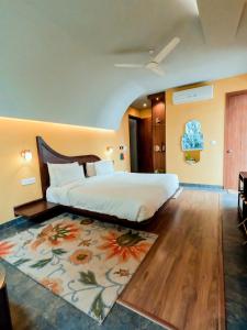阿格拉Ekaa Villa near Taj Mahal的一间卧室配有一张大床和地毯。