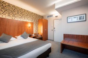 根特Hotel Chamade的配有一张床和一张书桌的酒店客房