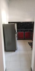 卡特勒格默Dinesh Guest House的一间厨房,里面配有不锈钢冰箱