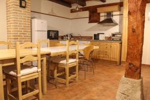 巴尔武埃纳德杜埃罗CASA RURAL LAS BODEGAS的厨房配有桌椅和冰箱。