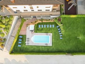 布鲁尼科Hotel B&B Feldmessner的享有带游泳池的庭院的顶部景致
