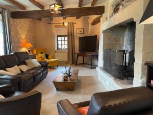 马尔赛Le Cottage d'Eleanor gîte de charme avec spa Jacuzzi privé的带沙发和壁炉的客厅