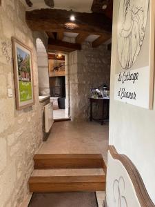 马尔赛Le Cottage d'Eleanor gîte de charme avec spa Jacuzzi privé的一间位于大楼内的客房,设有石墙和楼梯