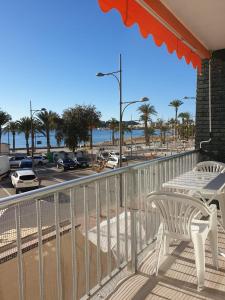 马萨龙港Mirando al Mar desde el Rihuete的享有海滩和街道景致的阳台