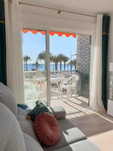 马萨龙港Mirando al Mar desde el Rihuete的带沙发的客厅,享有海滩美景