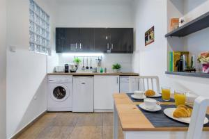 布达佩斯Premium Studio Szervita Square的厨房配有桌子和洗衣机。