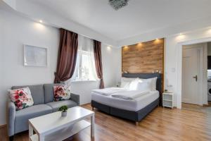 布达佩斯Premium Studio Szervita Square的酒店客房,配有床和沙发