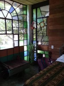 PaganiniBarranca del Paraná的配有床和彩色玻璃窗的房间
