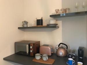 斯特灵The TollHouse的厨房柜台配有微波炉和烤面包机。